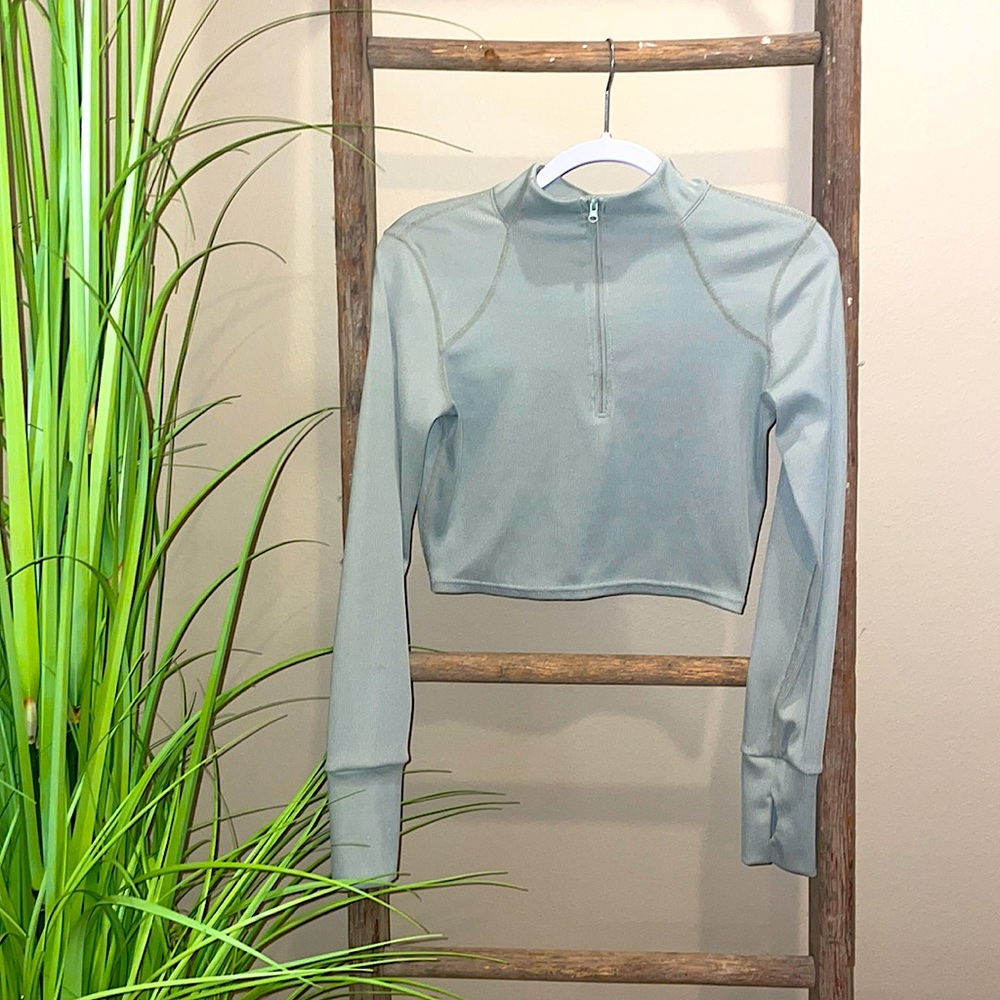 Light olive green cropped zip up pullover with thumb holes! 🧘🏼‍♀️